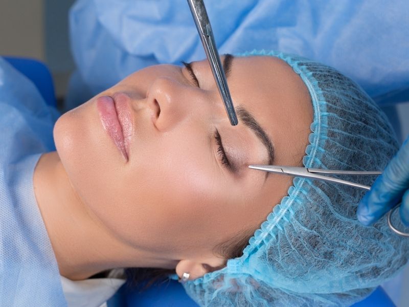 ust-goz-kapagi-ameliyati-kim-tarafindan-yapilir